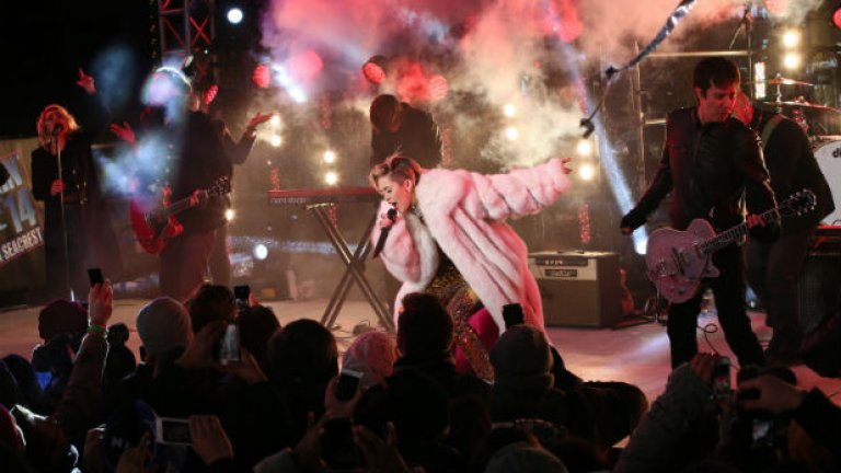 Годината започна с Макълмор и Майли Сайръс