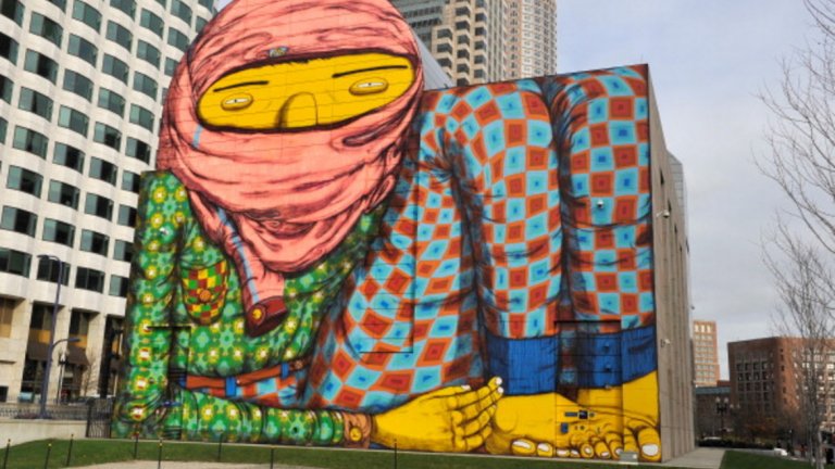 Os Gemeos, Бостън 
Os Gemeos са двама братя близнаци от Бразилия, които искат да дефинират бразилския стил в рисуването на графити, но се влияят и от американската хип-хоп култура. В момента техни неща могат да бъдат намерени не само по улиците на големите градове, но и в много световни галерии.
Този графит се намира в Бостън, пред хотел Revere. И, да, заема цялата задна част на сградата пред хотела.