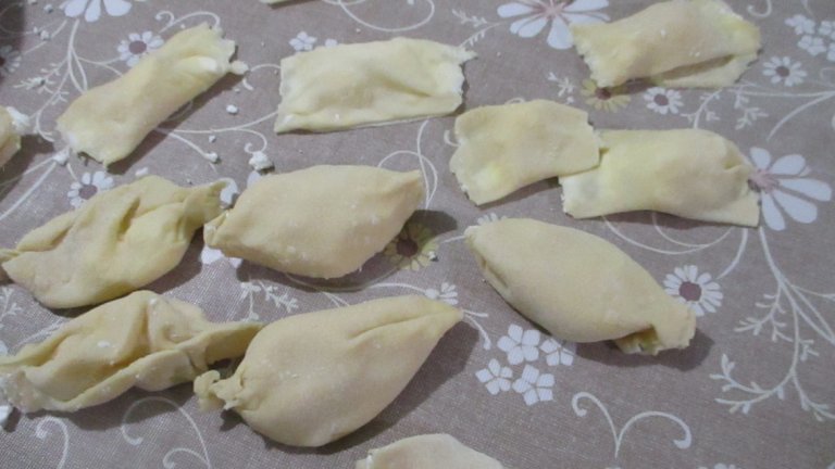Начин на приготвяне: 
Замесва се тесто, като първоначално не прибавяйте цялото количество брашно – то зависи и от големината на яйцето. Оставя се малко да се отпусне, след което се разточва на тънко. 
В единия край се слага натрошеното сирене, навива се малко руло, отрязва се и от него с ръка или с притискане с чаша се отделят парчета. 
После се поръсва сирене и отново се навива – докато свърши кората. Пликчетата трябва да са добре затворени и близки по големина...