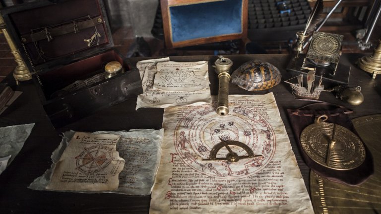 "Залезът на тамплиерите", чийто сет е огромен и внушителен - с крепости, зали, бокали, мечове и брони, проследява началото на края на един от най-известните рицарски ордени, които тъмните векове познава.