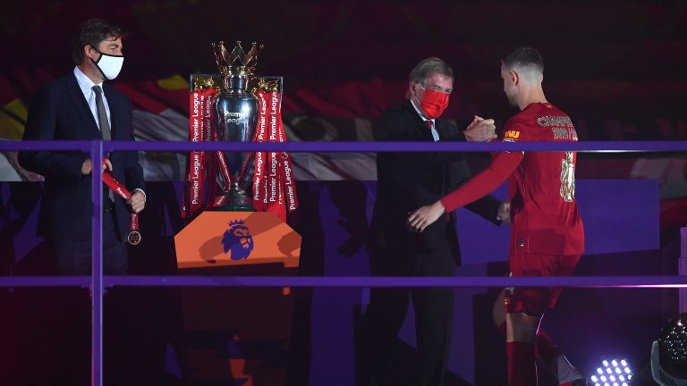 Хендерсън получи трофея от легендата на "червените" сър Кени Далглиш