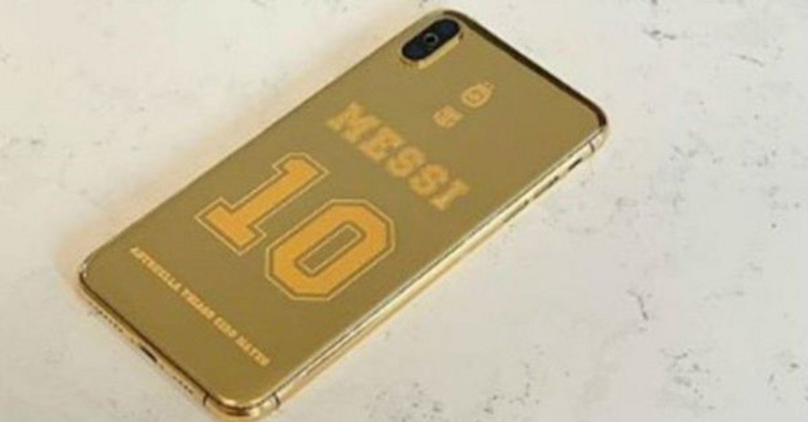 Освен големите играчки с мощни двигатели, Меси е почитател и на технологиите. Наскоро купения от него iPhone XSMax струва около 1200 евро, но след като е бил покрит с 24-каратово злато, цената му се е вдигнала неколкократно – до 7000 евро.

