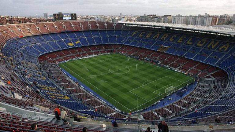 "Камп Ноу", Барселона 
Не е най-модерният стадион в Европа, нито пък с най-шумната и дива публика. Но когато 99 354 (максимален капацитет) изреват "Гоооол" към небето над Каталуния, усещаш, че си на специално място. Барса стана много популярен клуб по света в последните 20 години, но в собствената си провинция е религия. Стадионът се казва "Нашият лагер, нашият дом" на каталунски. Наистина - тук е центърът на културата на барселонизма. Музеят също е грандиозен. Място, което един фен трябва да види.