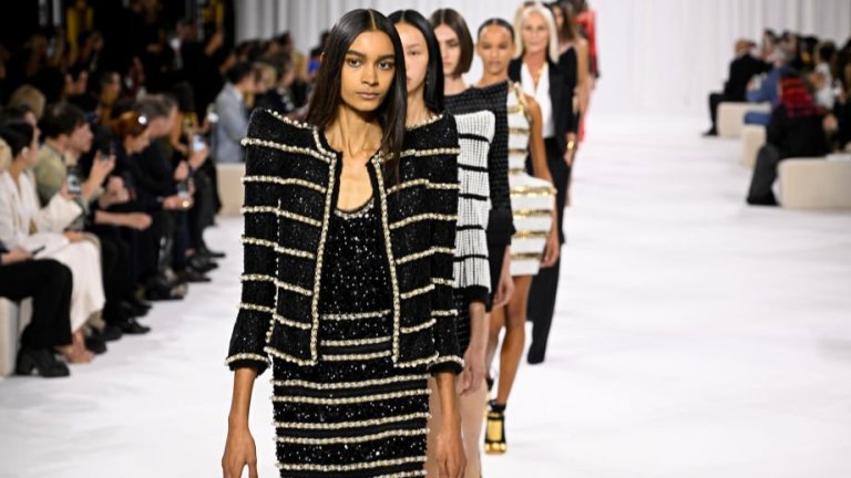 Дрехи, обсипани с камъниГурутата на добрия стил от Balmain са сред първите, които тази зима показаха иначе строги костюми, но обсипани с камъни (на снимката). Оттам нататък трендът тръгна и към другите брандове, за да достигне и до бързата мода. Към подобен ансамбъл трябва да се добави само съчетание от качествени чанта и обувки, били те и в класическо черно или бежово.