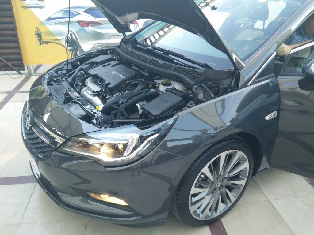Под капака на Astra дреме двигател от последно поколение