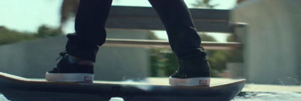 Хавърбордът
Lexus Hoverboard / Цените варират
„Лексъс" превърнаха фантазията в реалност и представиха своя хавърборд още на 5 август. Хавърбордите попаднаха и сред най-желаните коледни подаръци тази година. Те може и да не са точно като от филма „Завръщане в бъдещето” и все още са забранени на доста места (включително в Ню Йорк), но интересът към тях непрестанно се увеличава.