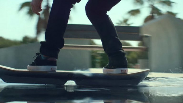 Хавърбордът
Lexus Hoverboard / Цените варират
„Лексъс" превърнаха фантазията в реалност и представиха своя хавърборд още на 5 август. Хавърбордите попаднаха и сред най-желаните коледни подаръци тази година. Те може и да не са точно като от филма „Завръщане в бъдещето” и все още са забранени на доста места (включително в Ню Йорк), но интересът към тях непрестанно се увеличава.
