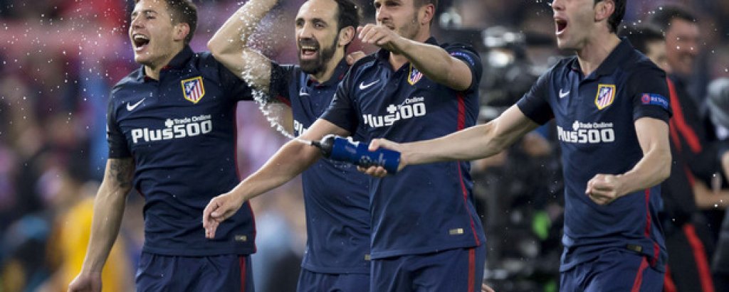 2. Брутална сила, комбинирана с контаатаки – стилът, който може да спре Барселона
Диего Симеоне отново доказа, че има най-правилната рецепта, с която да спре Барселона, когато става въпрос за фаза на директни елиминации в два мача. Игра на границата на позволеното. Много тичане. Понякога с по 10 човека зад топката. А напред – когато се отвори възможност, се разчита на бързите играчи. В случая това бяха Ферейра Караско и Гризман. Всичко на всичко, Атлетико имаше три положения. Две вкара, в другото удари греда. Ефективност.