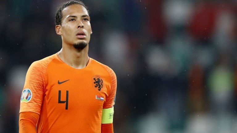 Ван Дайк е напуснал лагера на Холандия по "лични причини"