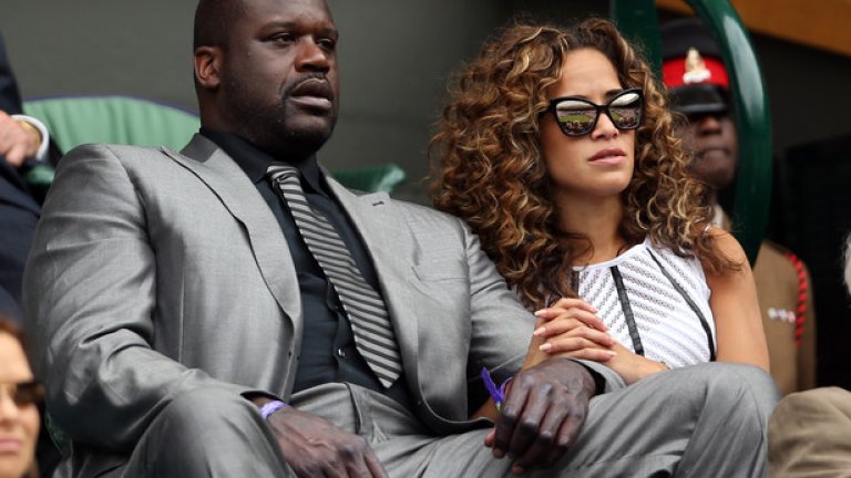 Шакил О-Нийл
Легендарният баскетболист изхарчва първия си спечелен милион 30 минути след като получава чека си за него
Неговият банкер му казва, че ако иска да не се разори като другите баскетболисти, спечелили бързи пари, трябва да се научи да пази спечеленото си.
От този момент нещо в Шакил се променя. Той се връща в училище, завършва колеж и дори става доктор на науките.
Изкараното от баскетбола той влага в различни начинания, като към момента освен 20-те милиона годишно от реклама на марка сода, той има й:
155 ресторанта за бургери, 17 пекарни за бретцели, 150 автомивки, 40 24-часови фитнес комплекса, собствено кино, мол, както и няколко нощни клуба в Лас Вегас.
Казва, че не е важно колко пари имаш, а дали си достатъчно умен за да ги задържиш.