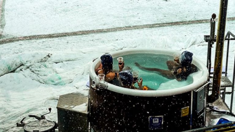 800 човека отговориха правилно на въпроса, а победителката проследи мача в компанията на две свои познати.