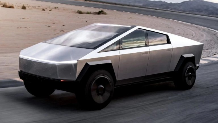 Tesla Cyberpunk 
Илон Мъск със сигурност знае как да привлече вниманието и да накара всички да говорят за Tesla. Обикновено е заради изпипаните до последния детайл модели на бранда, но ситуацията със Cyberpunk не е точно такава. 
Пикапът се хвали с невероятна мощност, по думите на Мъск е "по-бърз от Porsche 911 и по-мощен от Ford F-150". Всичко това обаче е скрито под смущаващо неприятна опаковка. Cyberpunk пикапът доведе до лавина от мемета за дизайна му и това че изглежда като рисуван от шестгодишно дете. В най-добрия случай можем да го наречем странен, в най-лошия – откровено грозен.