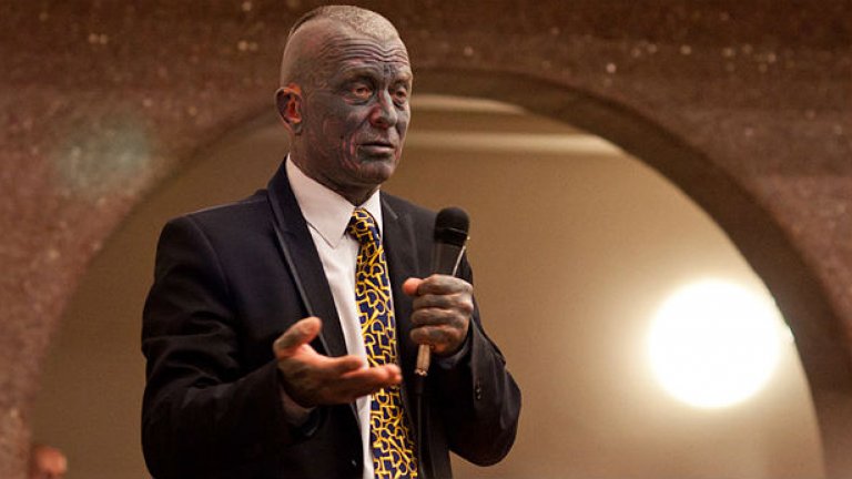 Татуираният Франц изглежда най-малкото екзотично с костюм и вратовръзка