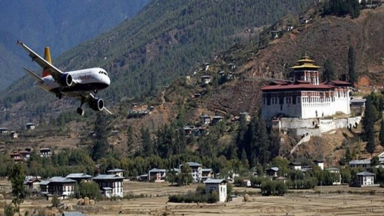 7. Летище Паро, Бутан

Само осем пилоти имат нужната квалификация за да кацнат на това летище в Хималаите. Захождането е толкова екстремално, че на пътниците им се препоръчва да взимат леки успокоителни.