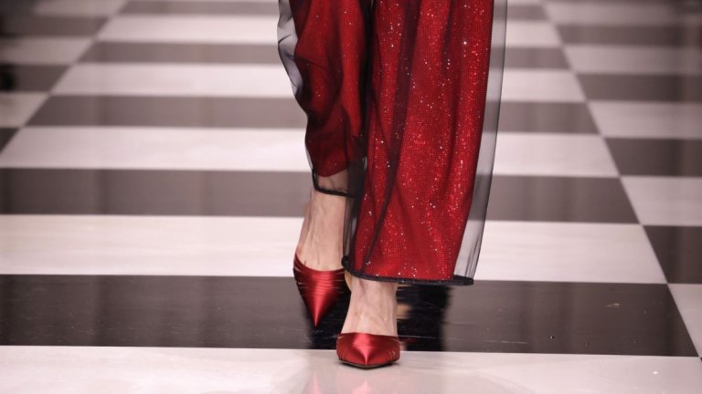 Царственото червено
Червеното продължава да властва в модните тенденции, а влиянието му се пренася и при обувките. Официални или ежедневни, моделите, които са обагрени в този ярък цвят определено ще се движат в ритъма на глобалния моден вкус.