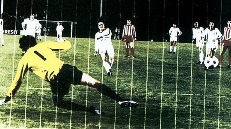 Алан Симонсен донася Купата на УЕФА за 1979 г. на Борусия (Мьонхенгладбах), разписвайки се от дузпа на финала срещу Цървена звезда