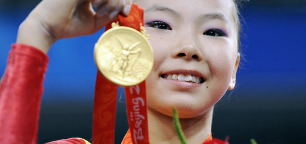29. Пекин 2008: Ти на колко си години?
Хъ Късин спечели два златни медала на Олимпиадата, но имаше дебат дали наистина е на 16 години и дали може да участва на Игрите. Различни източници твърдяха, че китайката е родена през 94-та, което я правеше 14-годишна и нередовна участничка на Олимпиадата. "Истинската ми възраст е 16. Не ме интересува какво казват хората", каза Късин тогава, а от МОК се съгласиха с нея.