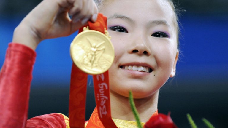29. Пекин 2008: Ти на колко си години?
Хъ Късин спечели два златни медала на Олимпиадата, но имаше дебат дали наистина е на 16 години и дали може да участва на Игрите. Различни източници твърдяха, че китайката е родена през 94-та, което я правеше 14-годишна и нередовна участничка на Олимпиадата. "Истинската ми възраст е 16. Не ме интересува какво казват хората", каза Късин тогава, а от МОК се съгласиха с нея.