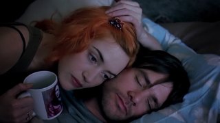 "Блясъкът на чистия ум" (Eternal Sunshine of the Spotless Mind)
Колко по-щастлив ще е човек, ако може да си спести любовната агония след раздяла и просто да изтрие всички спомени от последната си връзка като с магическа пръчка? Джоел и Клементайн от "Блясъкът на чистия ум" дават отговор на този въпрос. Героите на Джим Кери и Кейт Уинсет се възползват от процедура, с която се лишават от спомените си един за друг, като технологията би трябвало да им помогне по-лесно да превъзмогнат болезнената раздяла. Но в ума на Джоел се появяват съмнения и дилема - дали да забрави последната си любов, или да остави някоя заблудена пеперуда в корема, която да му напомня за нея.