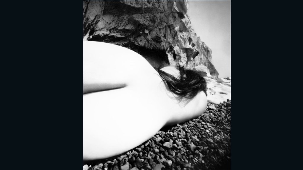 Nude, East Sussex Coast (1953) - Бил Брант започва да се занимава с експериментална фотография през 50-те години