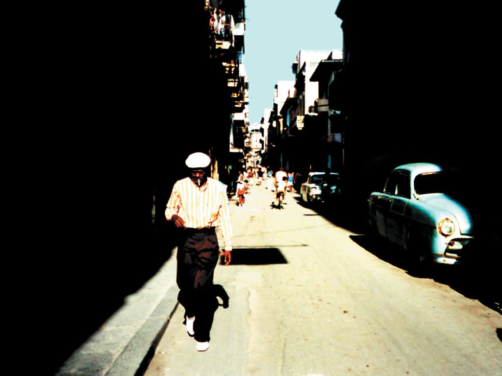 \"Клуб Буена Виста\" (Buena Vista Social Club, 1999)
12 години преди „Пина“ Вендерс създава друг документален филм, превърнал се в световен хит - „Клуб Буена Виста“. Първият му филм, номиниран за „Оскар“ е посветен на група музиканти от Куба, които Р