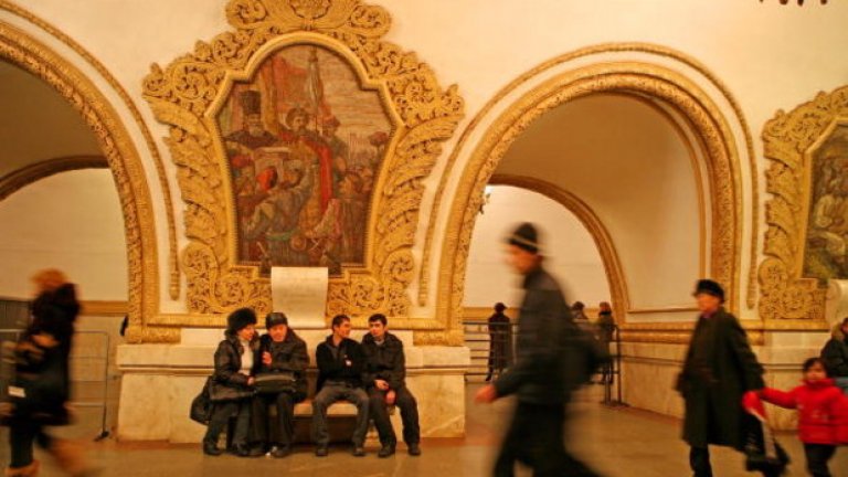 Московското метро е едно от най-натоварените в света. Влаковете идват на всеки две-три минути. 

