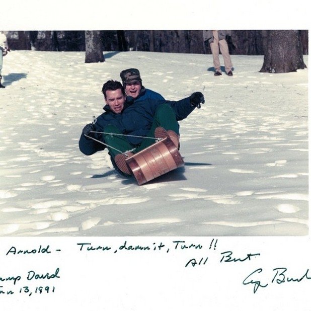 Арнолд Шварценегер и президентът Джордж Буш се спускат на шейна в Камп Дейвид