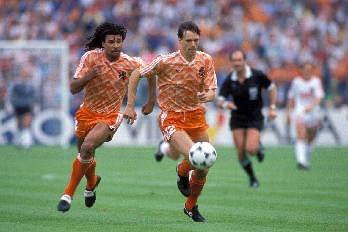 Холандия, Мондиал 1986
След Мондиал 1978 холандскяит футбол преживява трансформация, като пропуска Мондиал 1982 и дори Евро 1984 (второто заради изключителен успех на Испания с 12-1 срещу Малта, който класира иберийците в последния мач от групите). Но по време на квалификациите за Мондиал 1986 вече се е появило следващото силно поколение холандски футболисти. В състава на “лалетата” блестят имената на Гулит, Рийкард и Ван Бастен, които са наследили тоталния футбол в Аякс под ръководството на Йохан Кройф. До голяма степен неуспехът на тима е свързан със смяната на трима различни треньори в хода на шестте квалификационни мача. Първият мач е загубен от Рийс Райверс срещу Унгария, след което на пожар е привикан Ринус Михелс, но отборът губи отново (с 1:0 от Австрия). Тогава начело застава Лео Бенхакер, но тима стига само до плейофите. Там “лалетата” се изправят срещу Белгия, където губят с 1:0 след гола на Веркаутерен и губят за реванша Вим Кийф (червен картон) и Марко Ван Бастен (натрупани жълти картони). Дори тогава “оранжевите” повеждат с 2:0, но 5 минути преди края Жорж Грюн праща Белгия на Мондиала.

