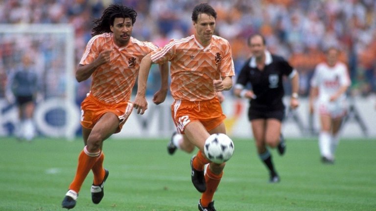 Холандия, Мондиал 1986
След Мондиал 1978 холандскяит футбол преживява трансформация, като пропуска Мондиал 1982 и дори Евро 1984 (второто заради изключителен успех на Испания с 12-1 срещу Малта, който класира иберийците в последния мач от групите). Но по време на квалификациите за Мондиал 1986 вече се е появило следващото силно поколение холандски футболисти. В състава на “лалетата” блестят имената на Гулит, Рийкард и Ван Бастен, които са наследили тоталния футбол в Аякс под ръководството на Йохан Кройф. До голяма степен неуспехът на тима е свързан със смяната на трима различни треньори в хода на шестте квалификационни мача. Първият мач е загубен от Рийс Райверс срещу Унгария, след което на пожар е привикан Ринус Михелс, но отборът губи отново (с 1:0 от Австрия). Тогава начело застава Лео Бенхакер, но тима стига само до плейофите. Там “лалетата” се изправят срещу Белгия, където губят с 1:0 след гола на Веркаутерен и губят за реванша Вим Кийф (червен картон) и Марко Ван Бастен (натрупани жълти картони). Дори тогава “оранжевите” повеждат с 2:0, но 5 минути преди края Жорж Грюн праща Белгия на Мондиала.
