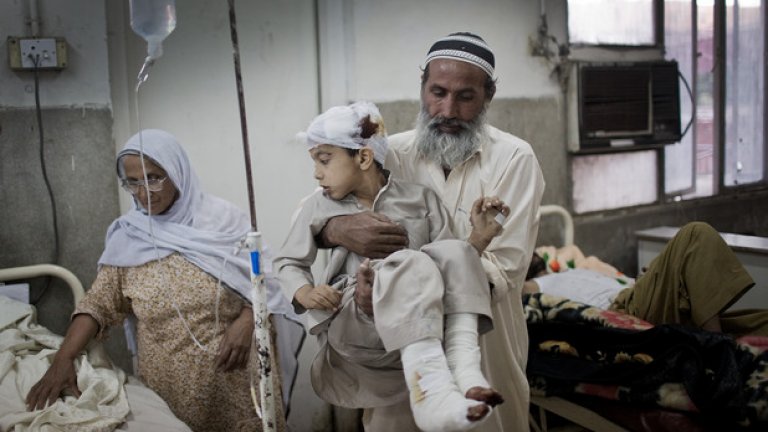 Талибани убиха 130 души в пакистанско училище