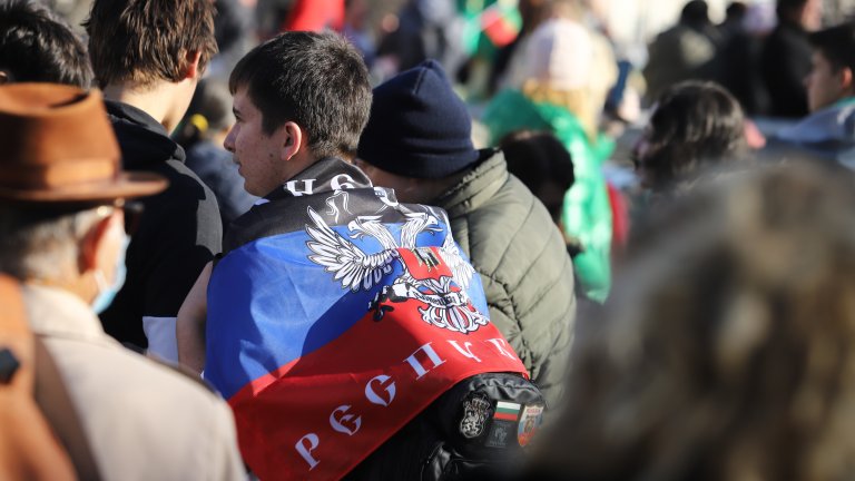 По време на "Похода за мир" представителството на Европейския парламент и Европейската комисия бе изцапано с боя