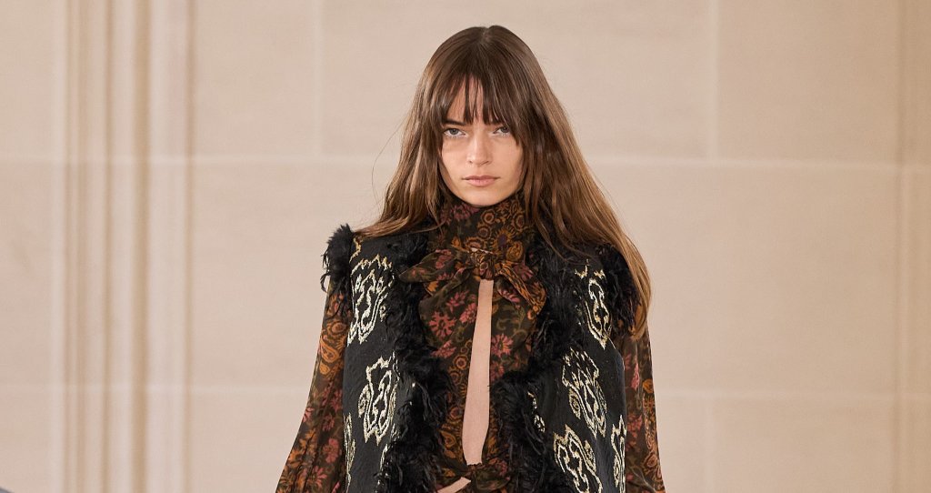 Бохемски дух

Последните бохо колекции на Chloé намериха толкова широк отзвук сред модните последователи, че интересът към тяхната естетика ще продължи и през зимата. Едрите плетива, връхните дрехи, богато украсени с бродерии, обемните поли и равните обувки ще са абсолютен хит през следващите месеци, особено ако ги съчетаете заедно.