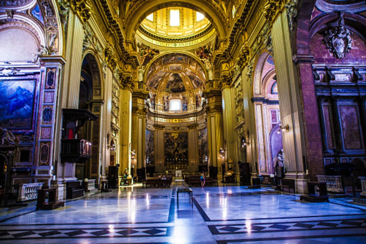 Вътре в базиликата Свети Петър- най-голямата църква в света.
