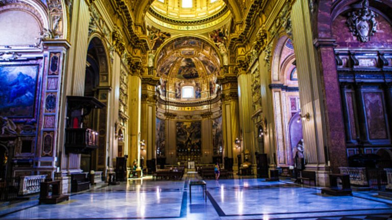 Вътре в базиликата Свети Петър- най-голямата църква в света.