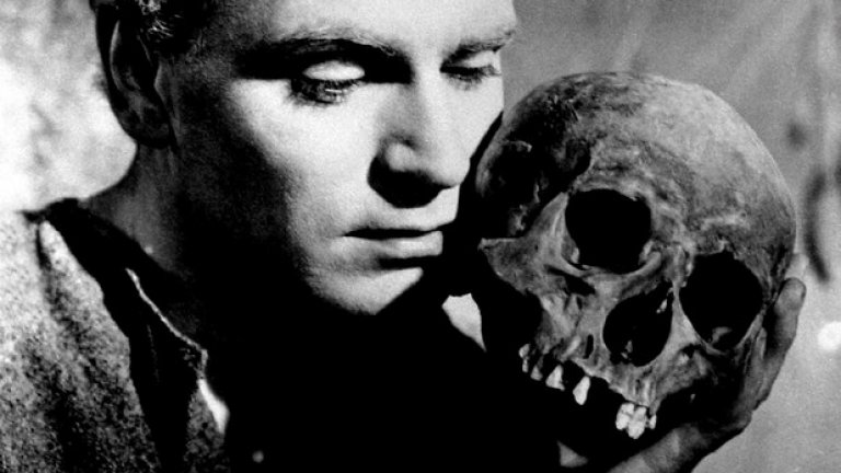 8. "Хамлет" - Уилям Шекспир (1603)
"Да бъдеш или да не бъдеш, туй е въпросът" е сред най-знаменитите реплики в световната литература. Много малко други истории, особено от онова време, влизат толкова дълбоко във вътрешния свят на своите герои, разкривайки мислите и желанията им. Това прави самият герой много по-жив и истински - не типичен протагонист, който идва и решава неправдите, а жив човек, неуверен в решенията си, изпълнен със съмнения и измъчващи го демони.