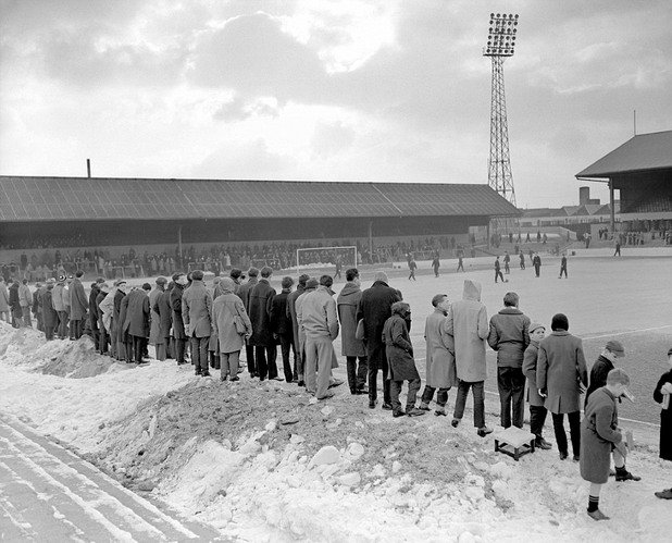1963 г. Брайтън, където рядко пада сняг... Но в този ден играчите загряват преди мач с Лутън пред хиляди фенове при сериозен снеговалеж, който не пожали и южния бряг на Великобритания.