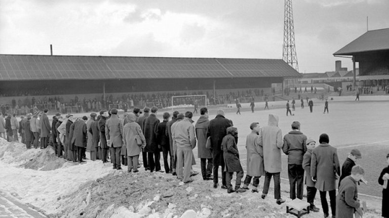 1963 г. Брайтън, където рядко пада сняг... Но в този ден играчите загряват преди мач с Лутън пред хиляди фенове при сериозен снеговалеж, който не пожали и южния бряг на Великобритания.
