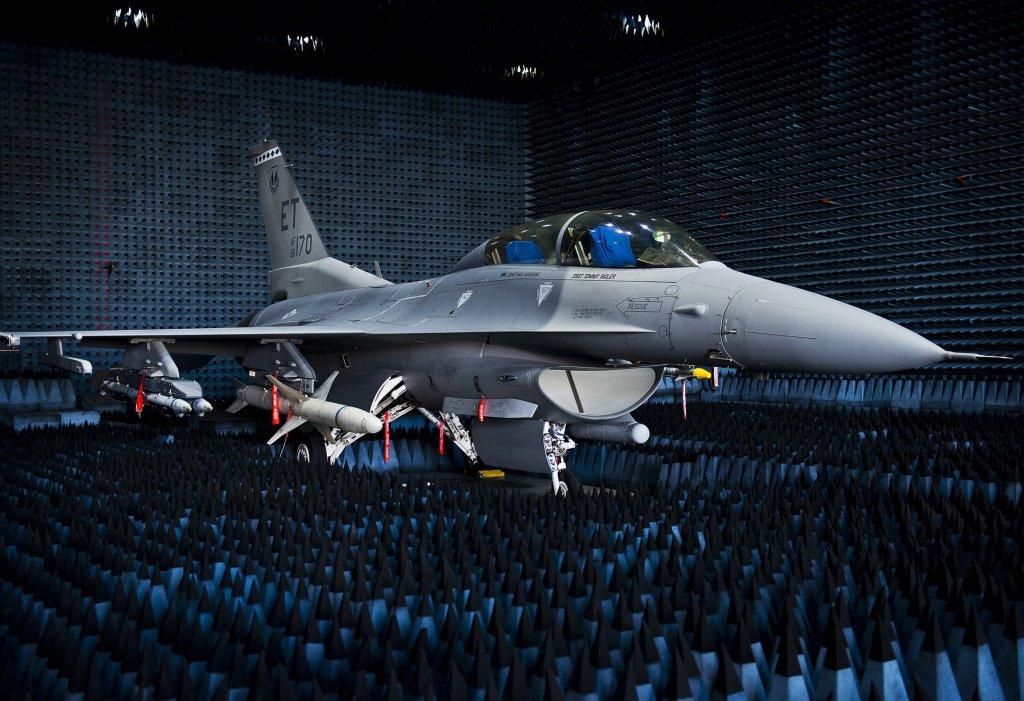 40th_Flight_Test_Squadron_F-16_Fighting_Falcon_sits_in_the_anechoic_chamber