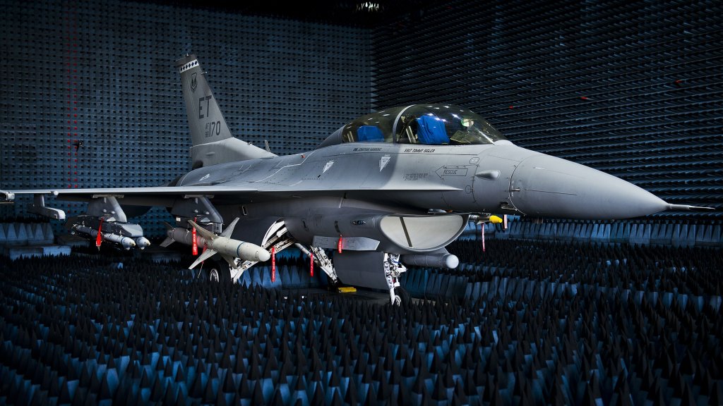 40th_Flight_Test_Squadron_F-16_Fighting_Falcon_sits_in_the_anechoic_chamber