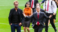 Основният собственик на Ливърпул Джон Хенри заедно с Юрген Клоп на "Анфийлд", 2016 г.