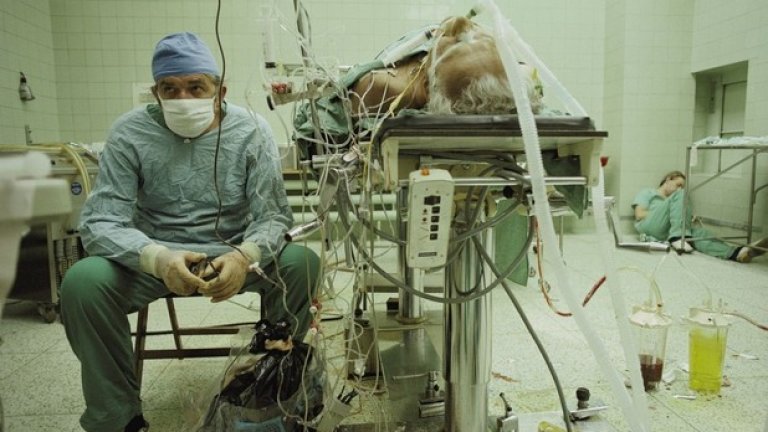 Ако има снимка, която да улавя изтощението след дълга операция, то това е кадърът на полския сърдечен хирург Збигнев Релига. Тази снимка е направена през 1987 година, когато докторът току-що е приключил 23-часова операция по присаждане на сърце. Докато асистентът му спи от изтощение в ъгъла на операционната, Релига остава буден и се взира в монитора, за да следи състоянието на пациента. 
 Той наистина оживява, дори надживява самия лекар