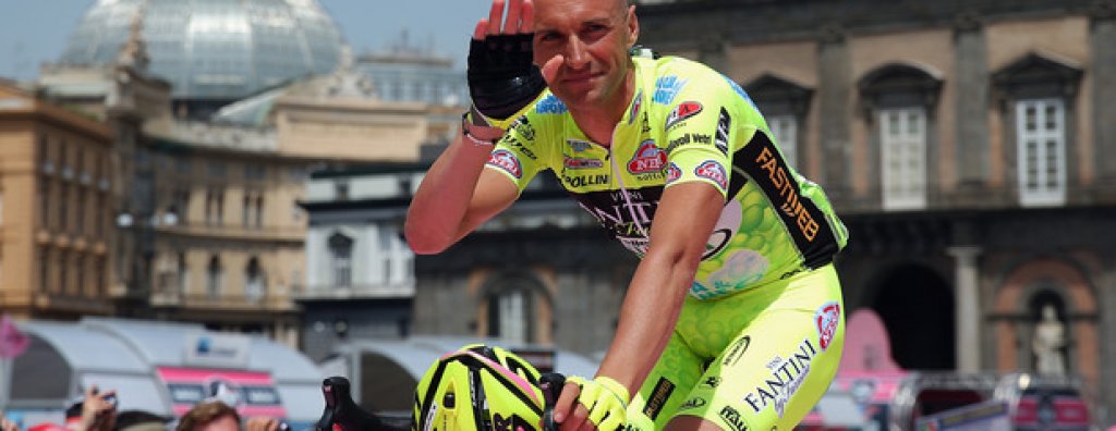 2002 година също е тежка за Джиро д`Италия. Най-показателен тогава е случая със Стефано Гарциели, който е шампион от 2000 г. и фаворит през 2002-ра. Освен това, в кръвта на руския колоездач Фаат Закиров е открит съвсем нови вид стимулант, наречен НЕСП. Който се открива много по-трудно от ЕПО.
