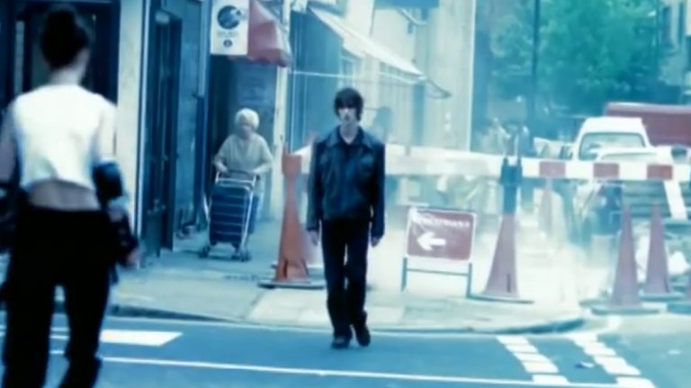 The Verve - Bittersweet Symphony 
Ако късните 90-те имат свой начумерен младежки химн, то това ще е култовото парче на The Verve. То вече е попадало в толкова много саундтраци към филми, че просто няма как да не го разпознаеш. Въпросът е, че разпознаването на което и да е друго тяхно парче вече представлява доста по-сериозно усилие.