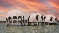 Комплексът се нарича "Кейп Романо" и през 80-те под основите му все още има суша