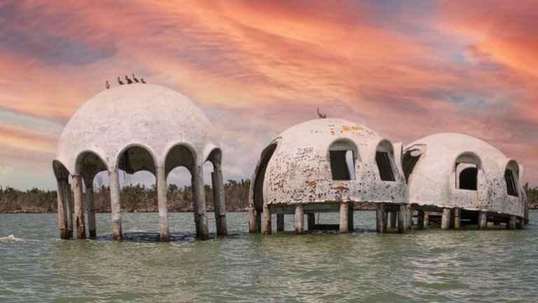 Комплексът се нарича "Кейп Романо" и през 80-те под основите му все още има суша