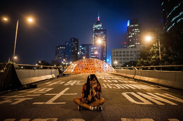 Чадърената революция в Хонконг през октомври, когато студенти излязоха да протестират с демократични искания и полицията ги разпръсна със сълзотворен газ. Месец по-късно те останаха по улиците в центъра на града.