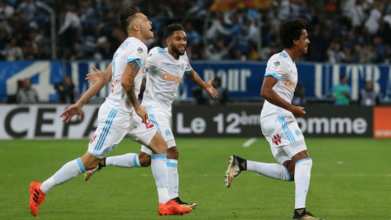 Луис Густаво откри резултата.