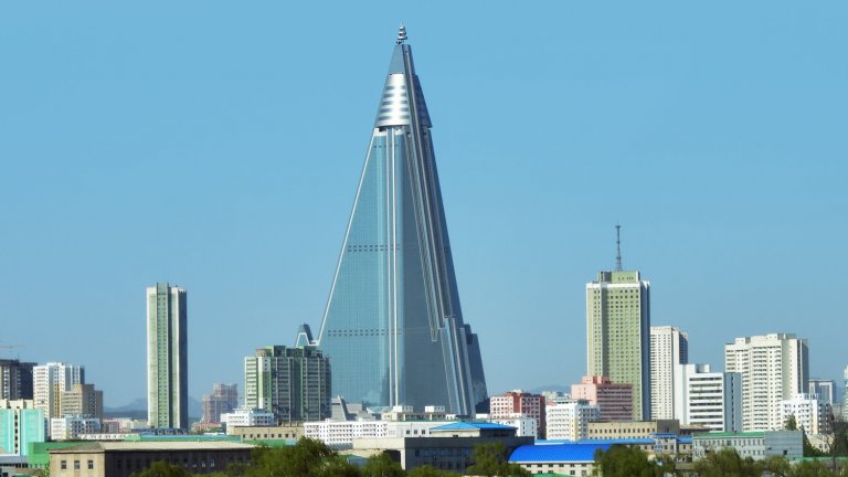 "Прокълнатият хотел" на Пхенян, в който не е стъпвал и един гост