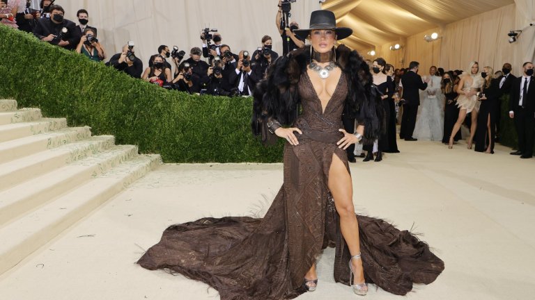 Дженифър ЛопесСекси рокля с мнооого дълбоко деколте и още по-дълбока цепка. Дизайнът е на Ralph Lauren.