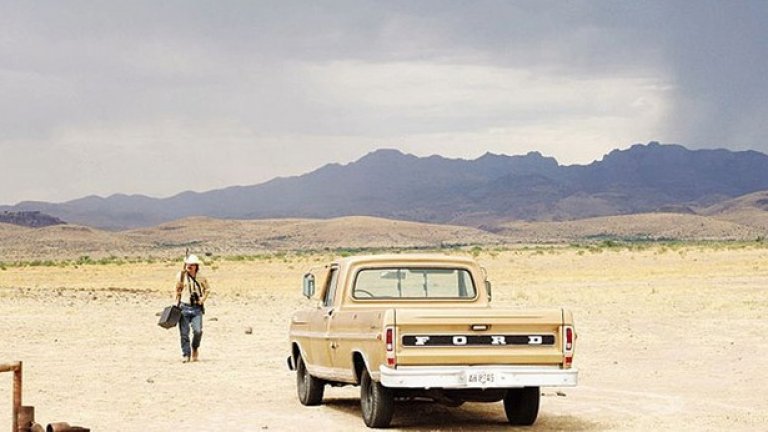 Няма място за старите кучета
Несъмнено най-добрият филм в този списък. Братята Коен превърнаха романа на американския класик Кормак Макарти „Няма място за старите кучета" в суров, красив, безнадежден опус за неизбежността, старостта, алчността и насилието. 
Философските теми са преплетени с интригуващ сюжет за обикновен мъж, който се натъква на сделка с наркотици в пустинята, приключила с дузина трупове и куфар с кеш, Той решава да вземе парите, смятайки, че ще може да се измъкне от мексиканските мафиоти, на които принадлежат.
Джош Бролин е в ролята на клетника Луелин Мос, бягащ от картелите с техните $ 2 млн. Хавиер Бардем е Антон Чигур - мистична персонификация на насилието, неизбежното и липсата на съчувствие. Томи Лий Джоунс е Ед Том Бел - уморен потомствен пазител на реда, който се чувства безсилен пред лицето на необяснимото зло.
"Тази земя е жестока към хората", казва един от персонажите към финала, обобщавайки целия песимизъм на филма. Бруталността на мексиканските картели и пълното отсъствие на емпатия в света на бизнеса с дрога предлагат перфектните драматургични основи за пласирането на големите теми, към които и Кормак Макарти и братята Коен имат интерес.